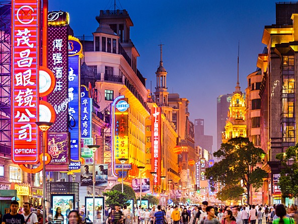 Chinese shopping street Shanghai_crop